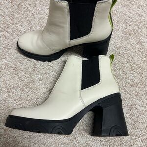 Sorel healed booties